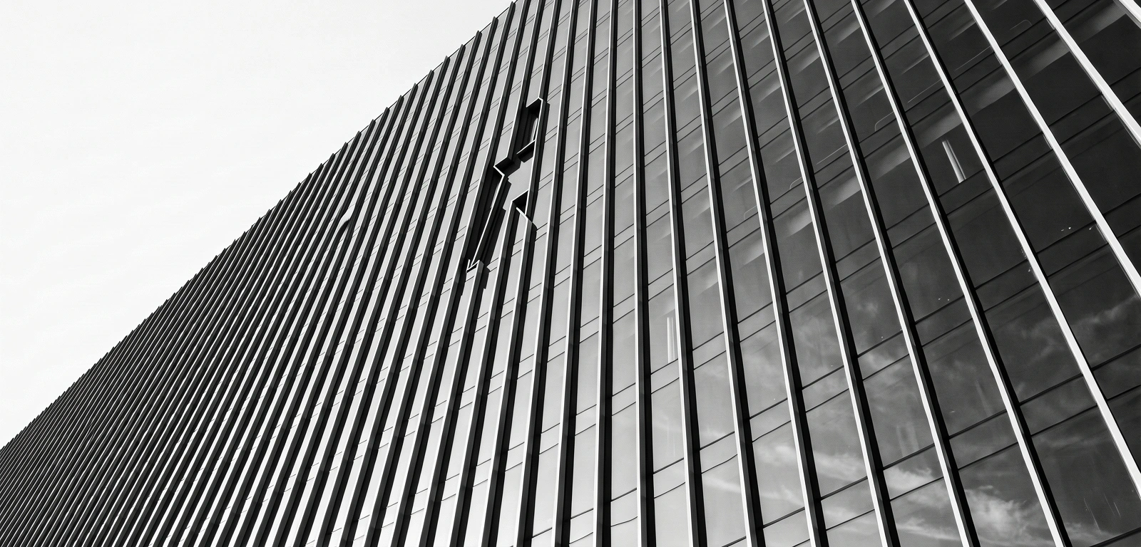 Arquitectura moderna y reflejos geométricos